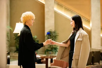 真飛聖“流奈”と寺西拓人“玲門”「親子じゃないですよ」年の差カップルの濃厚キスにドキッ<情事と事情>