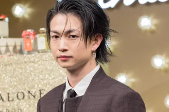 綱啓永、クリスマスは「友達とサウナでも行けたらいいかな」ブラウンスーツでシックに登場