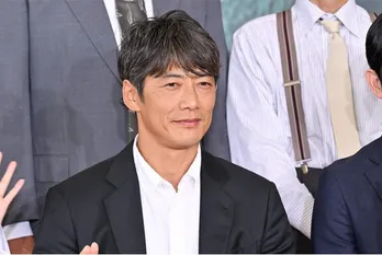 反町隆史&白石麻衣&観月ありさ、笑顔が素敵な仲良しオフショットに「良い笑顔のスリーショット」<オクラ>