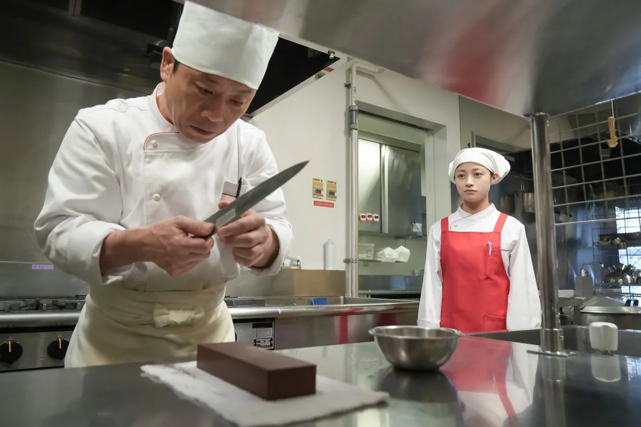 【写真】包丁の切れ味を確認する立川(三宅弘城)をそっと見守る結(橋本環奈)