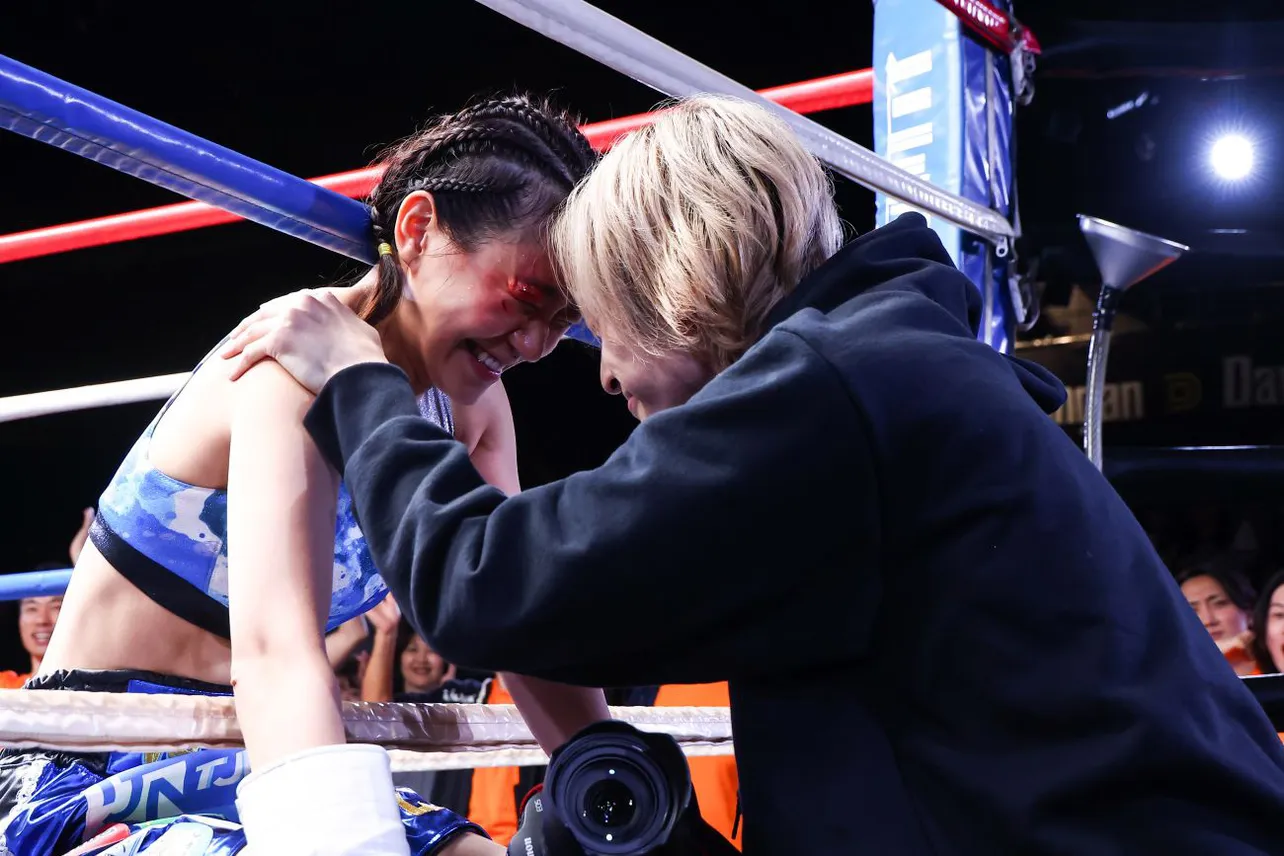 【写真】試合直後のほこ美(奈緒)と海里(玉森裕太)がおでこコツン