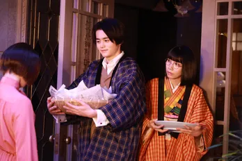 鈴鹿央士“左右馬”の探偵事務所に謎の美女が居候することに<嘘解きレトリック最終回>