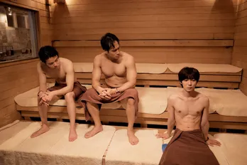 七五三掛龍也“坂元”が菊池風磨“黒澤”に恋の相談をし「師匠！」と抱きつく＜私たちが恋する理由＞