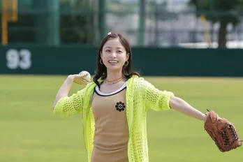 <明日のおむすび>橋本環奈“結”、麻生久美子“愛子”がいないヘアサロンヨネダの手伝いをする