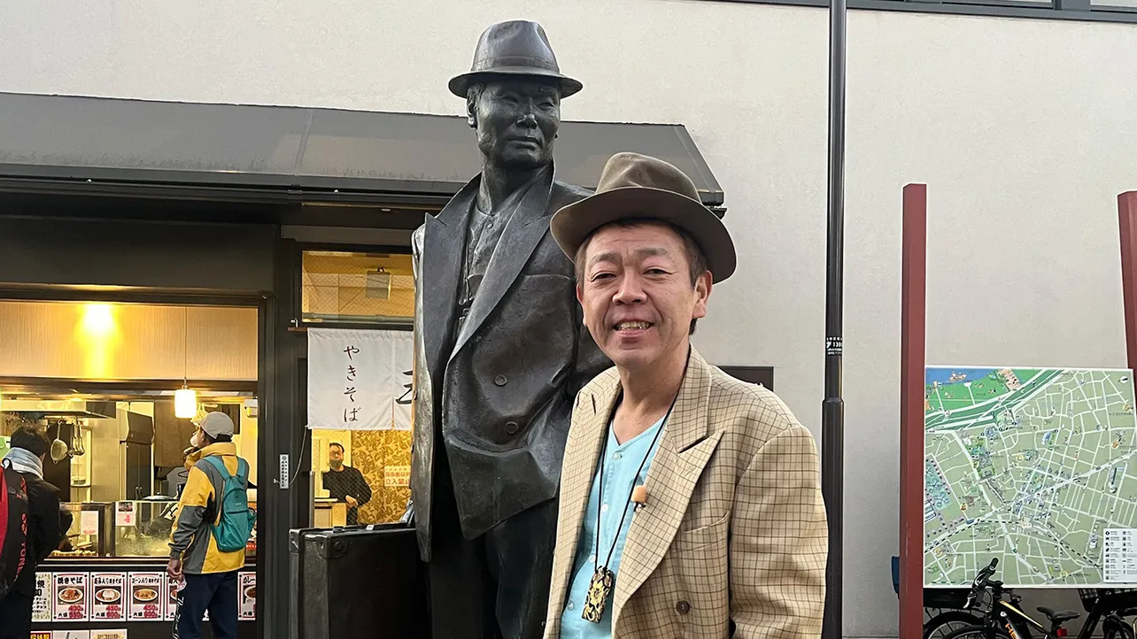 東京・柴又駅で寅さん像と2ショット