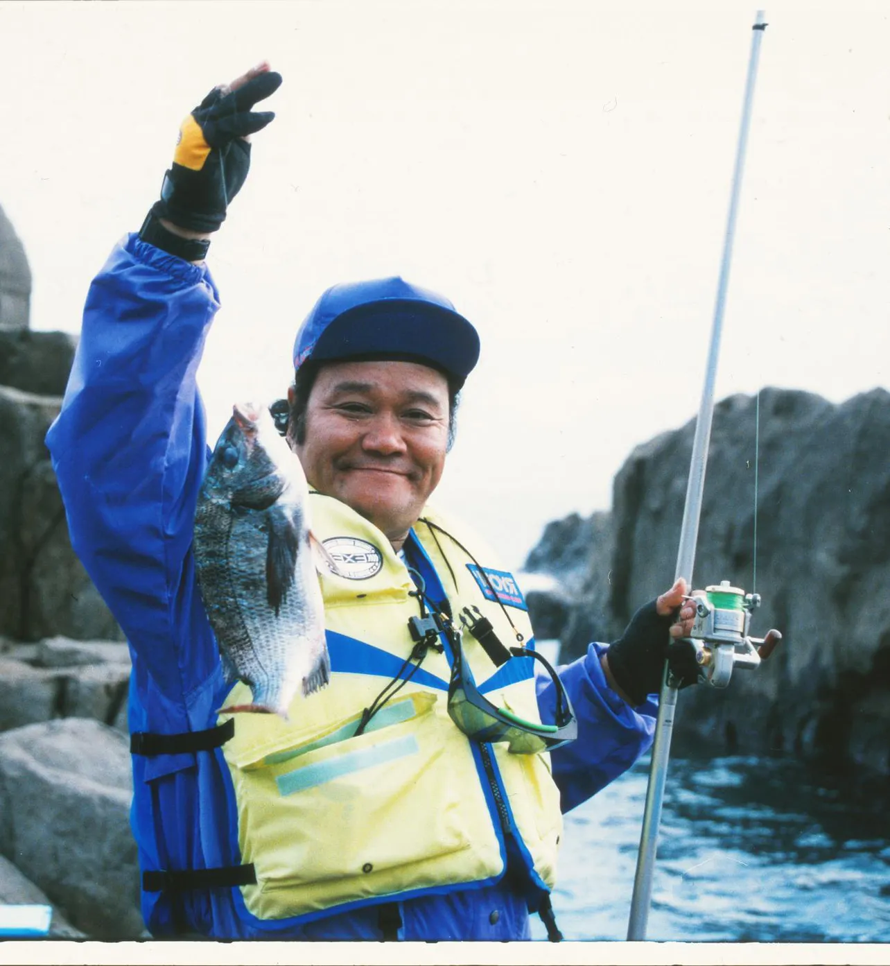 【写真】魚を釣り上げて嬉しそうな表情を見せる西田敏行さん“ハマちゃん”