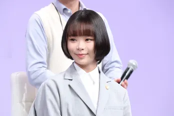 趣里“亮子”、ギャル姿で“ほっぺハート”や“ギャルピース”する様子が「似合いすぎ」「唯一無二のかわいさ」と話題に＜モンスター＞