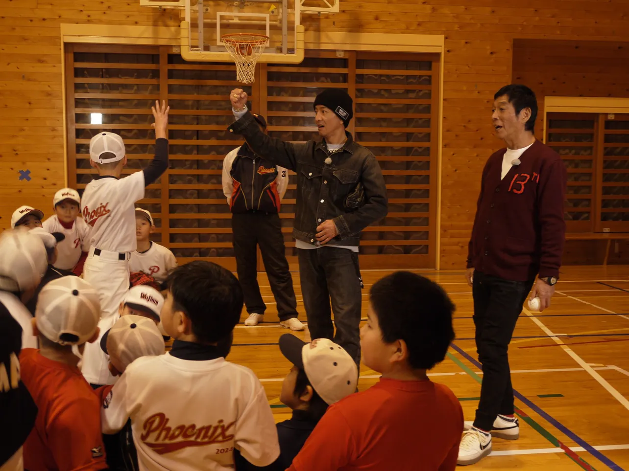 【写真】少年野球チームの子どもたちと交流する明石家さんま＆木村拓哉