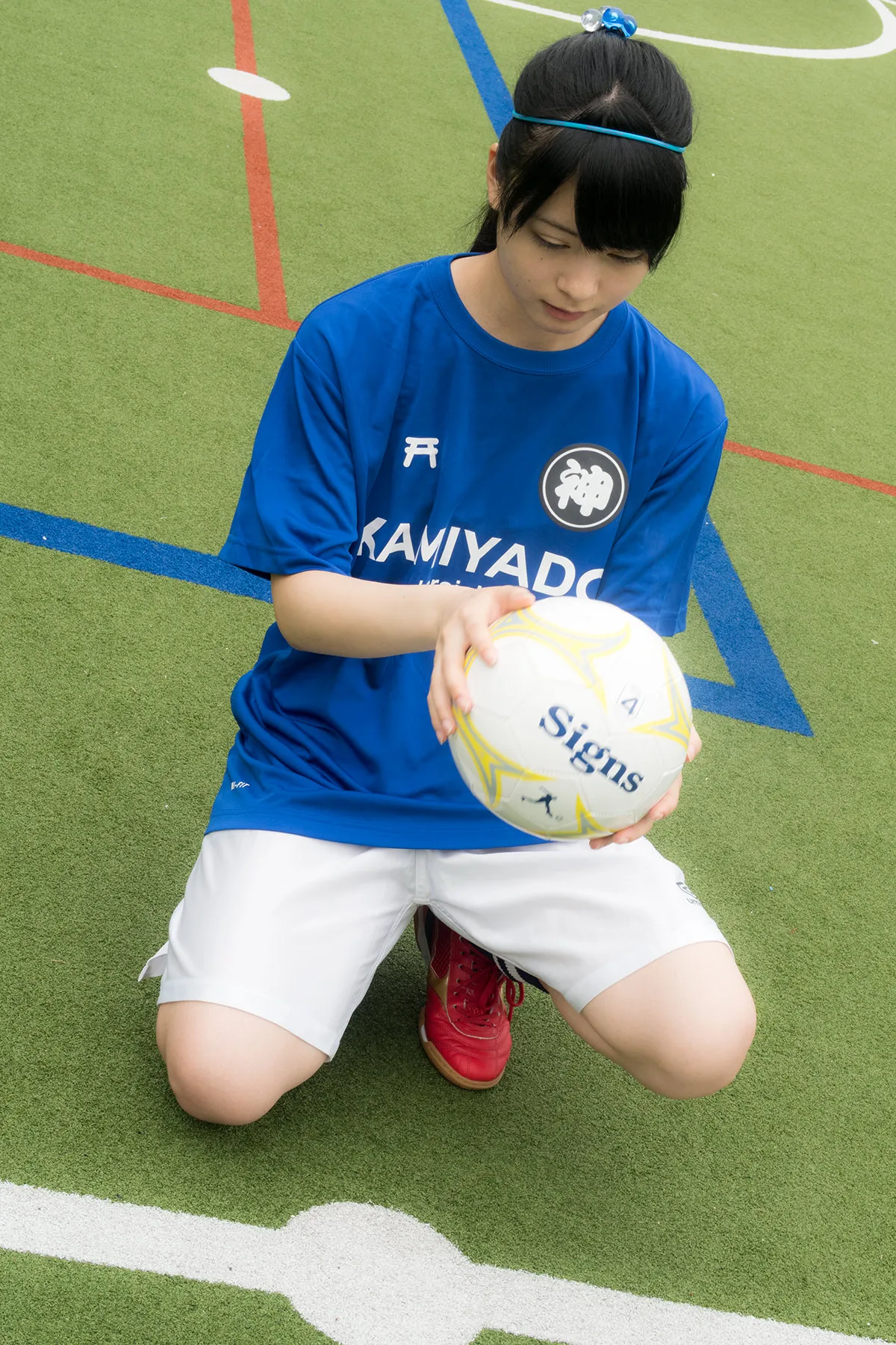 【写真を見る】“めいりん”こと羽島めいがサッカーボールをじっと見詰め…