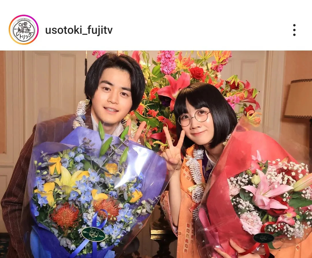 【写真】鈴鹿央士＆松本穂香、主演の二人揃ってクランクアップの花束ショット