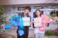 松下洸平&森川葵、クランクアップで児童役キャストから花束と寄せ書きを受け取る「感謝の気持ちでいっぱい」<放課後カルテ>