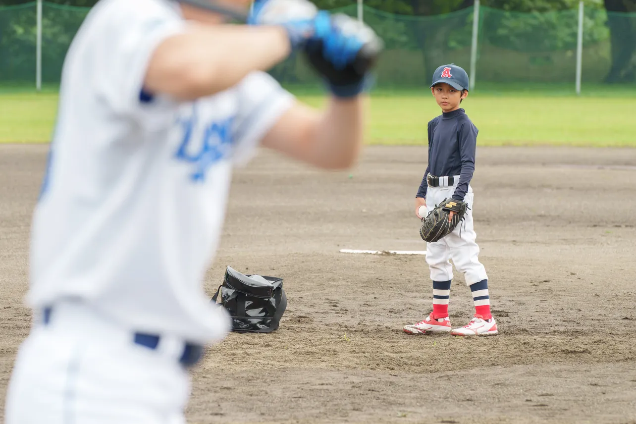 ドラマ「バントマン」より柳澤大翔(鈴木伸之)、柳澤直斗(小山蒼海)