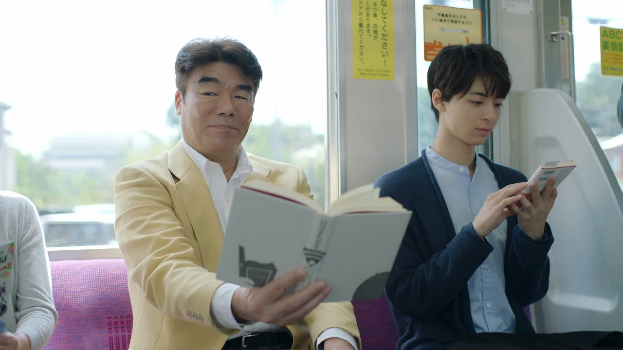 【写真を見る】村田雄浩と高杉真宙が中高年と若者の違いをコミカルに演じる