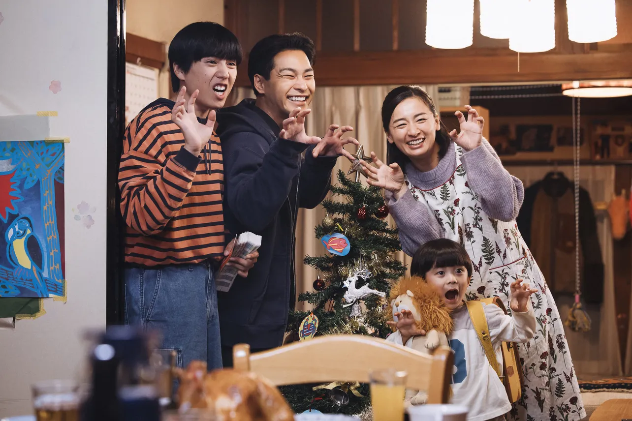 【写真】小森家の家族写真を撮る、洸人(柳楽優弥)、美路人(坂東龍汰)、ライオン(佐藤大空)、愛生(尾野真千子)