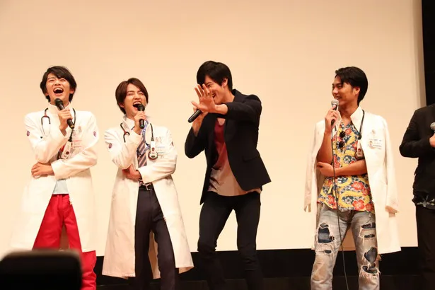 夏映画の運動会シーンについて、岩永徹也(左から3番目)は「大玉転がしとかやってみたかった！」と語った