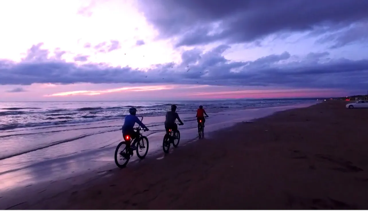 夕日を見ながら自転車で走ることのできる砂浜