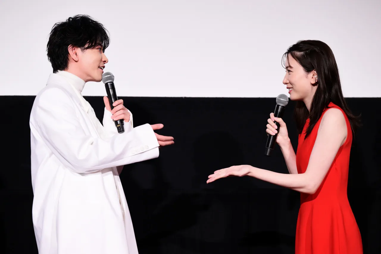 【写真】笑顔で向かい合って信頼をにじませる永野芽郁＆佐藤健