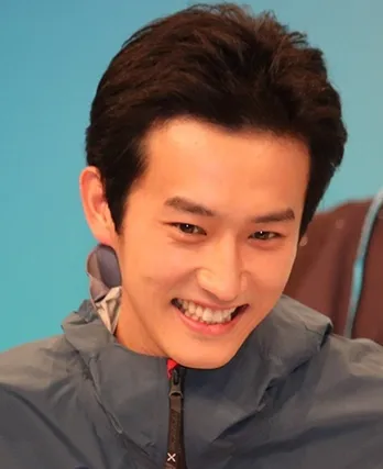 杉野遥亮、手を合わせ視聴者に感謝するオフショットに「長くてキレイな大きな手」と反響<オクラ>