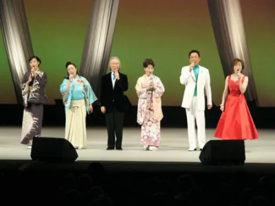出演者と観客全員で坂本九のヒット曲「上を向いて歩こう」を合唱