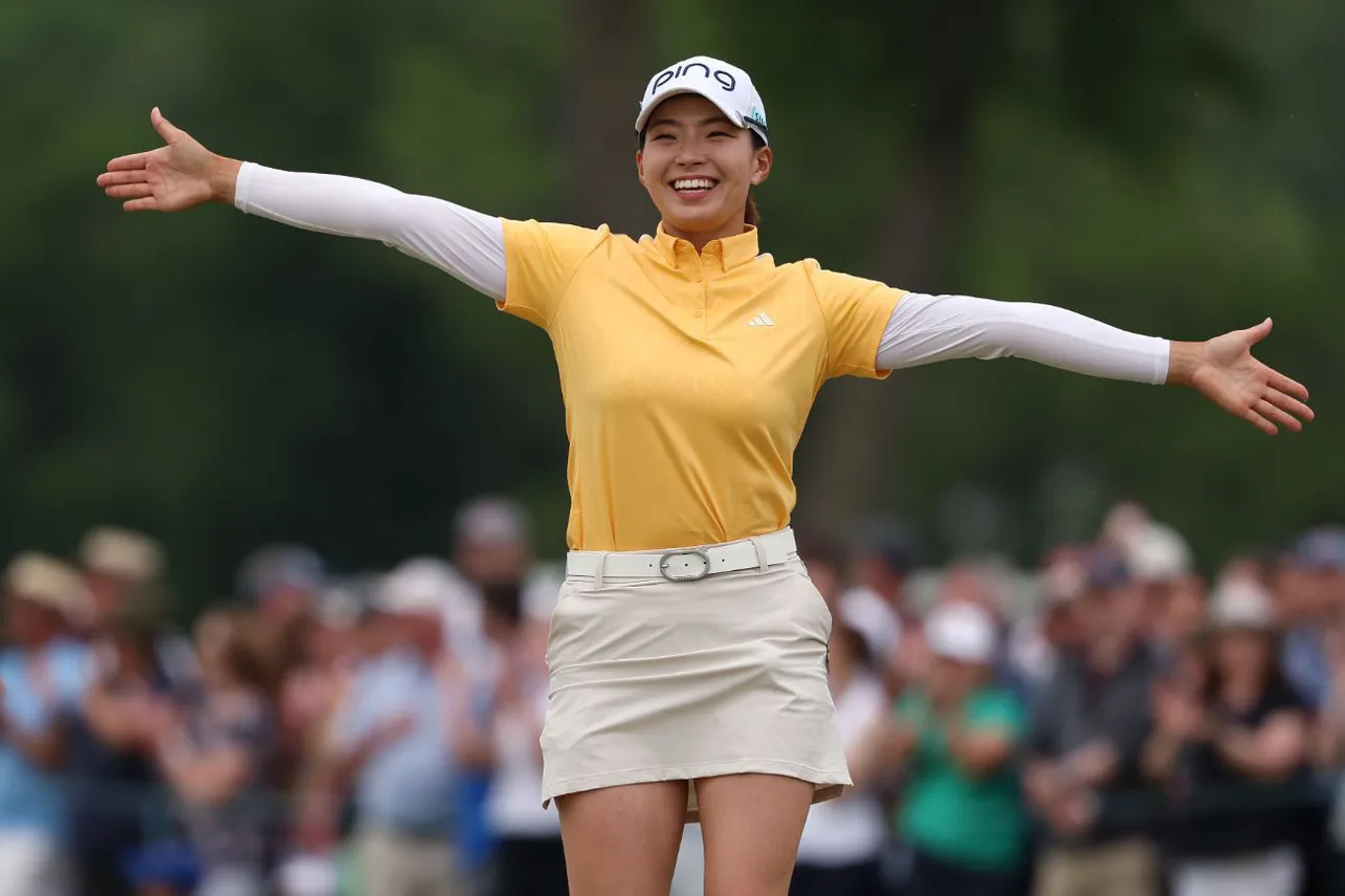 【写真】両手を広げて満面の笑みを見せる渋野日向子選手