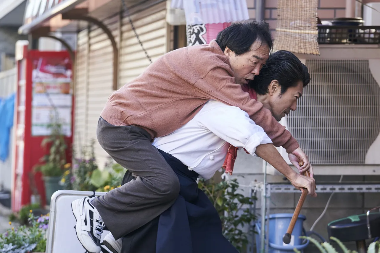 「飯を喰らひて華と告ぐ」 