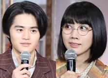 鈴鹿央士&松本穂香、クランクアップの渋谷そらじと家族のような仲良しショットに「笑顔が自然」の声<嘘解きレトリック>