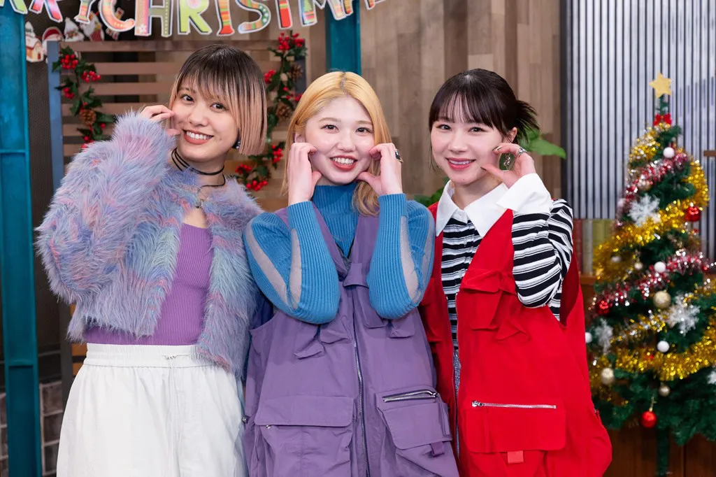 岸本ゆめの、竹内朱莉、石田亜佑美(左から)が「生たけクリスマス」に出演