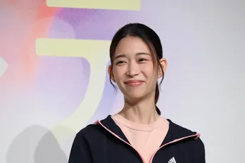 森川葵、卒業式の黒板アートの横で笑顔を見せるオフショットに「最終回も号泣でした」の声＜放課後カルテ＞