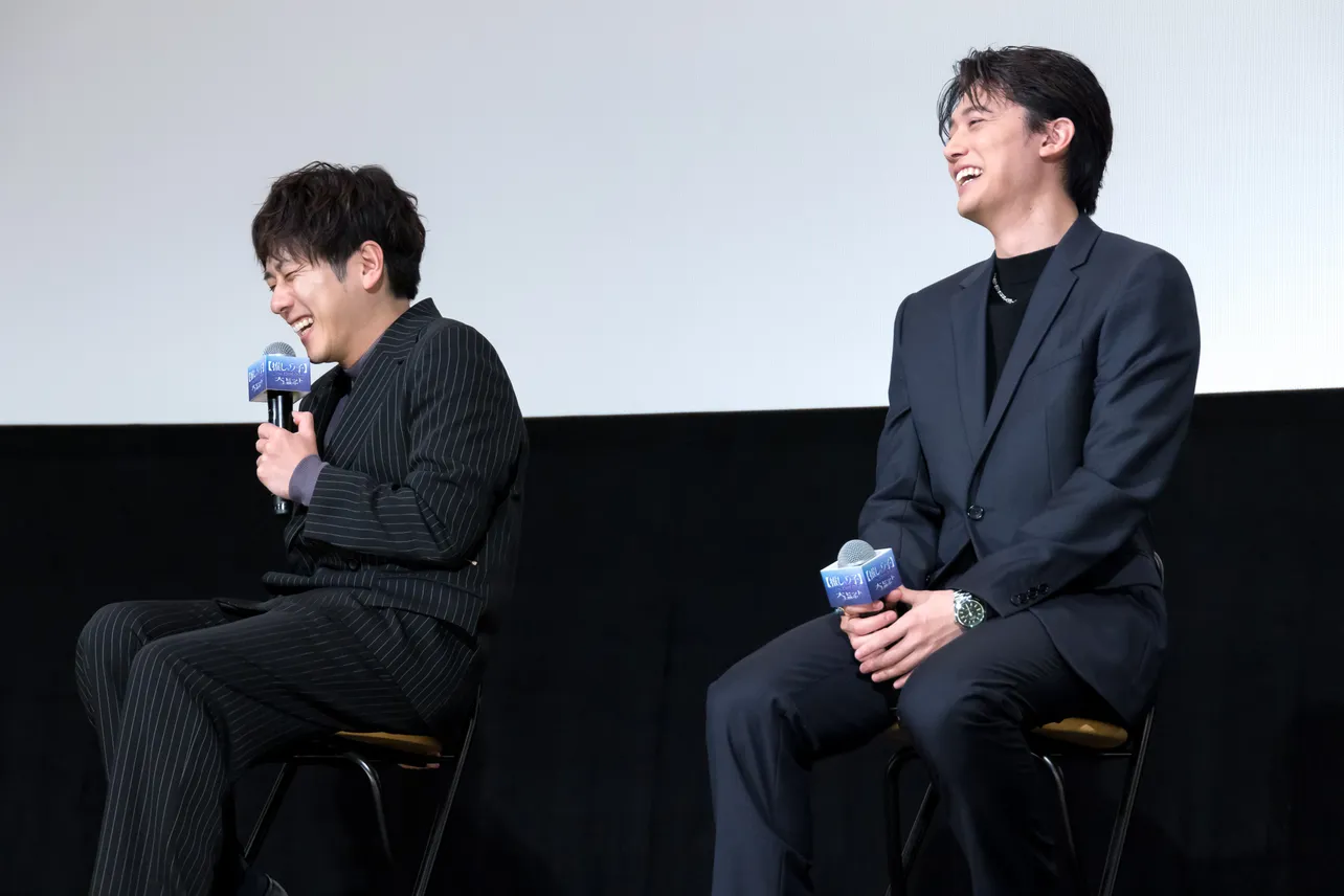 【写真】舞台上で爆笑する二宮和也＆櫻井海音