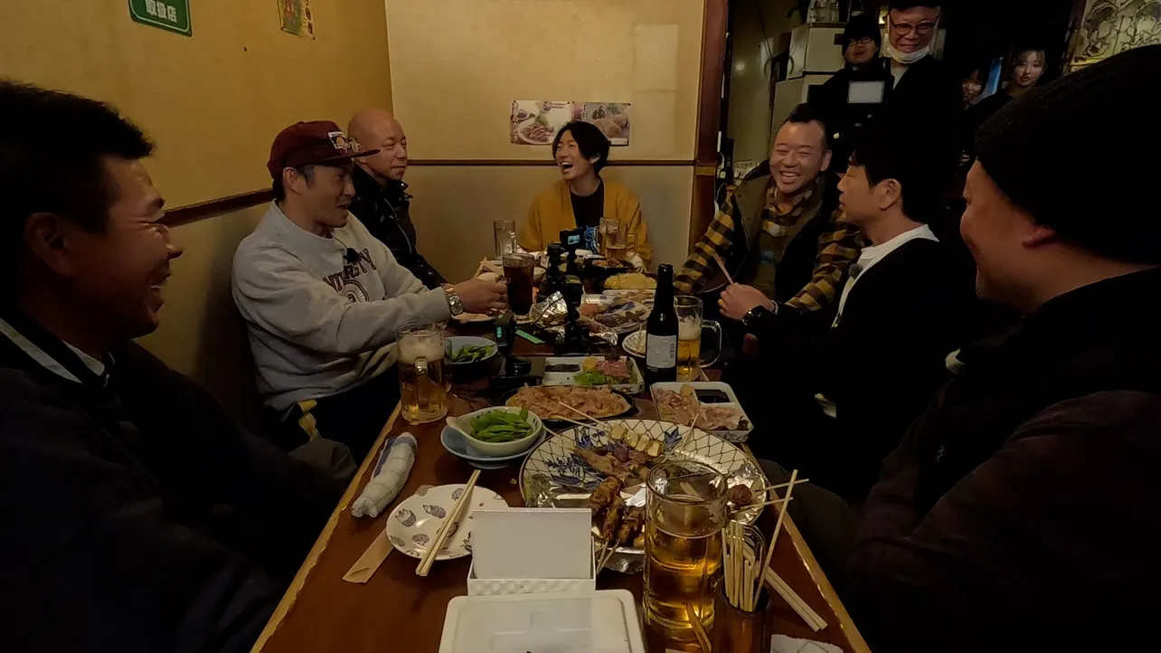 【写真】小峠英二の親友たちとお酒を飲む相葉雅紀