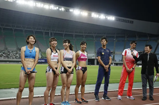 【写真を見る】見事な腹筋を披露。筋肉美が光る女子日本代表のメンバー