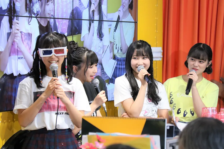 「SKE48 CAFE＆SHOP」では、今度は北野瑠華(左)と太田彩夏(中央左)、2人の岐阜出身メンバーがタコライスづくりで勝負