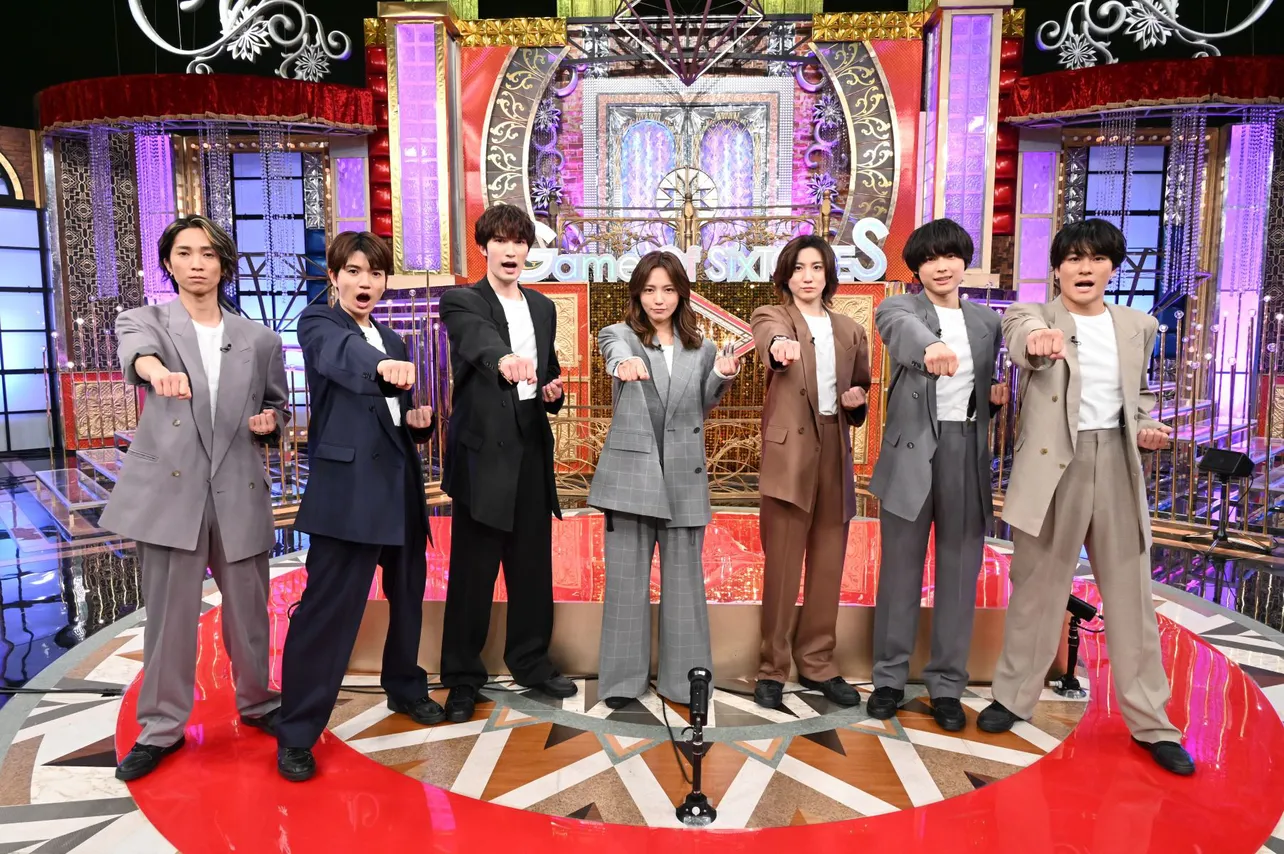 【写真】SixTONES＆川口春奈、スーツ姿で拳を突き出す＜Game of SixTONES SP＞