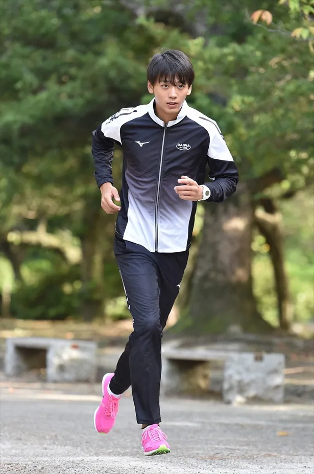【写真を見る】竹内涼真がマラソンランナーを演じる「陸王」ロケに密着