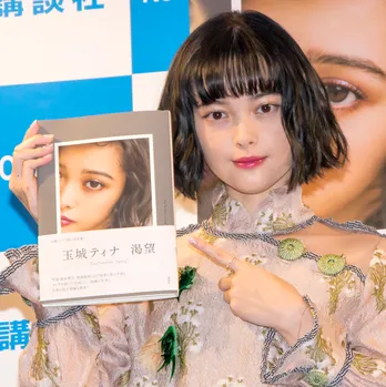 モデル玉城ティナ、大胆スリットスカートに「大人っぽ過ぎない感じ」