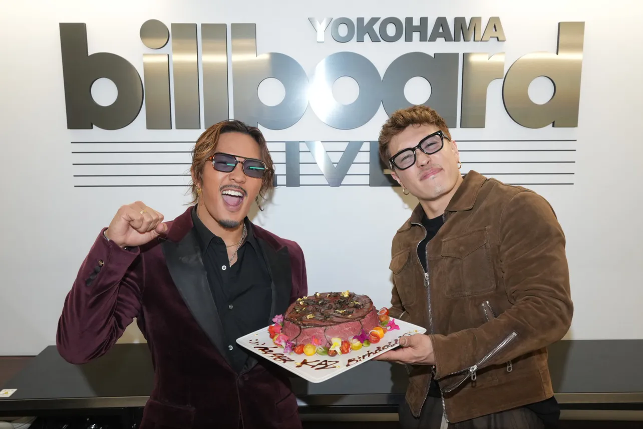 中務裕太が“肉ケーキ”を持って登場し、数原龍友“KAZ”の誕生日を祝福した