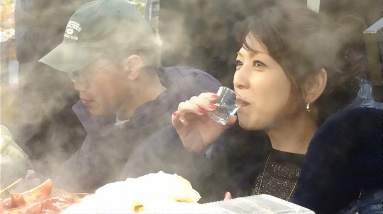 【写真】韓国でも変わらない飯島直子、良い飲みっぷりのワンカット