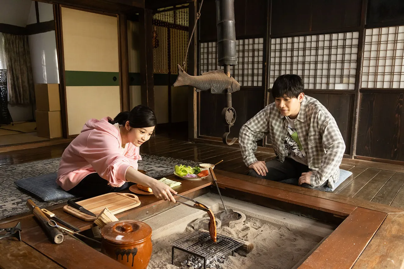 【写真】昔のように囲炉裏端を囲む馬場ふみか“アリスさん”と佐藤瑠雅“晴海”