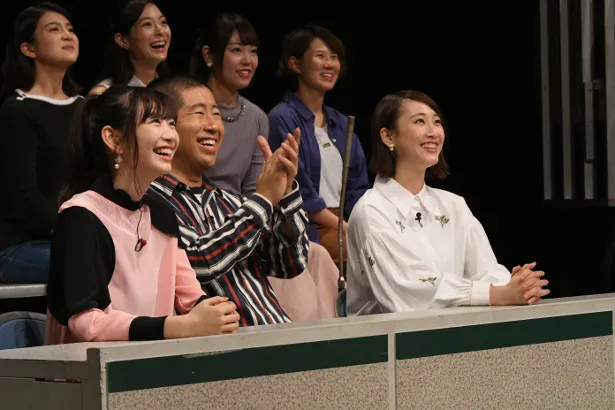 【写真を見る】(写真左から)岡本夏美、澤部佑、松井玲奈も藤本が語る衝撃の持論に仰天！