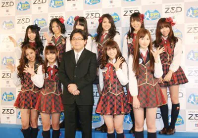 秋元康（写真中央）は「チャレンジしてもAKB48全員脱落すると思います（笑）」と演目を取り入れることには自信なさげ