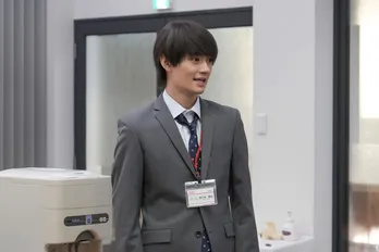 <明日のおむすび>炊飯器開発中の佐野勇斗“翔也”、橋本環奈“結”がハラハラする中試食する要員探しに奔走する