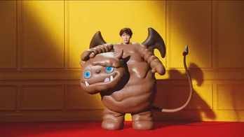 Snow Man渡辺翔太が新CMで“チョコ悪魔”に 「全部俺のだ~!」に監督「かわいい!」