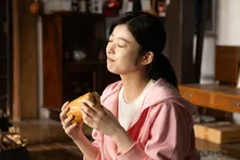 馬場ふみか主演の古民家暮らし×飯テロドラマ「音までおいしそう!」初回は絶品炭火焼きサンドに舌鼓<アリスさんちの囲炉裏端>