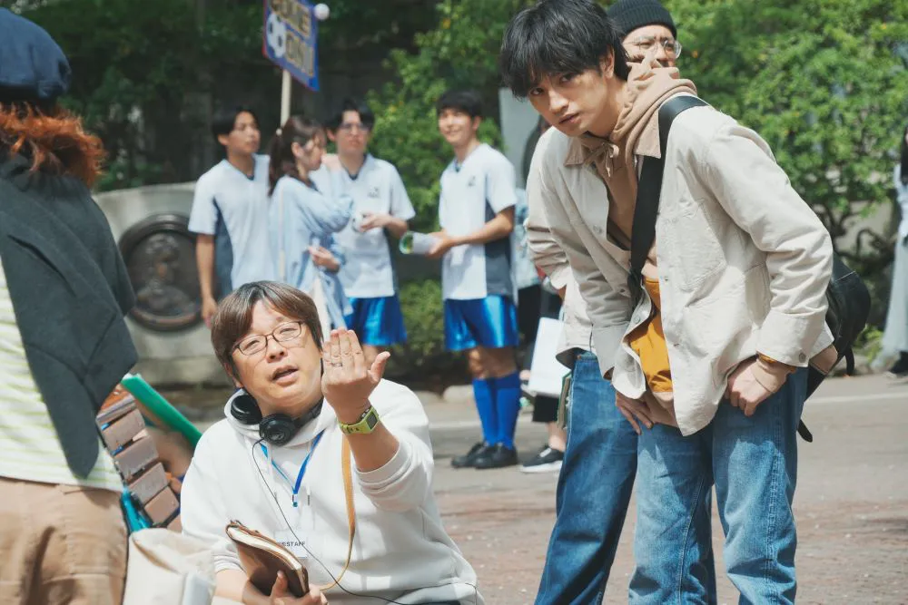 【写真】三木孝浩監督と打ち合わせする中島健人