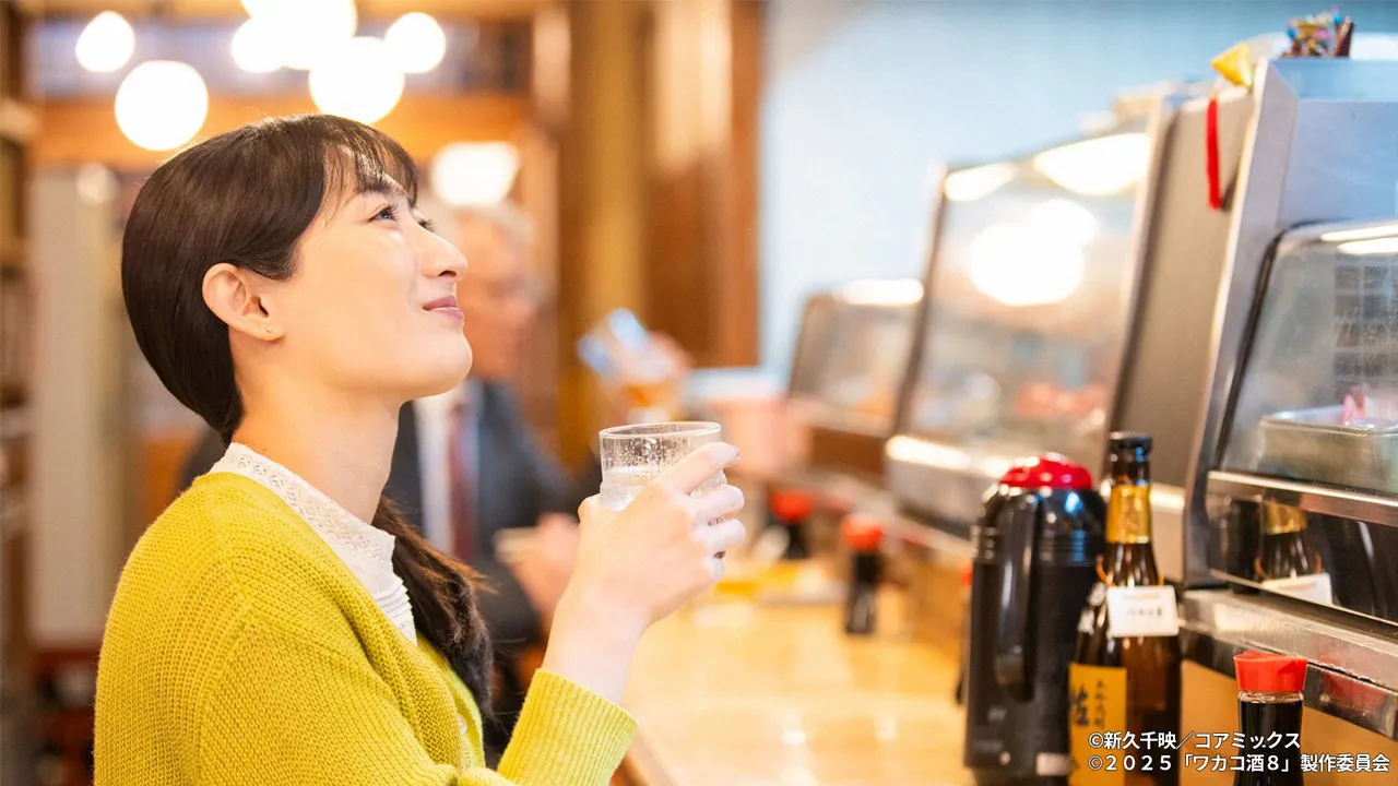 【写真】お酒を片手に満足げな表情を浮かべる武田梨奈“ワカコ”