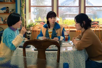 市川実日子“清美”が自身に起こった不思議な出来事を、幼馴染二人に打ち明ける「この間仕事帰りに…」<ホットスポット>