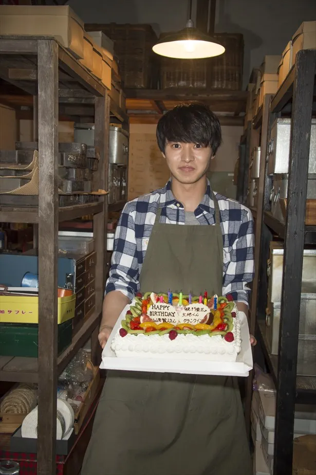 【写真を見る】山崎賢人、23歳バースデー翌日に「陸王」がクランクイン！　山崎は特大バースデーケーキのろうそくを、ふ～～～！