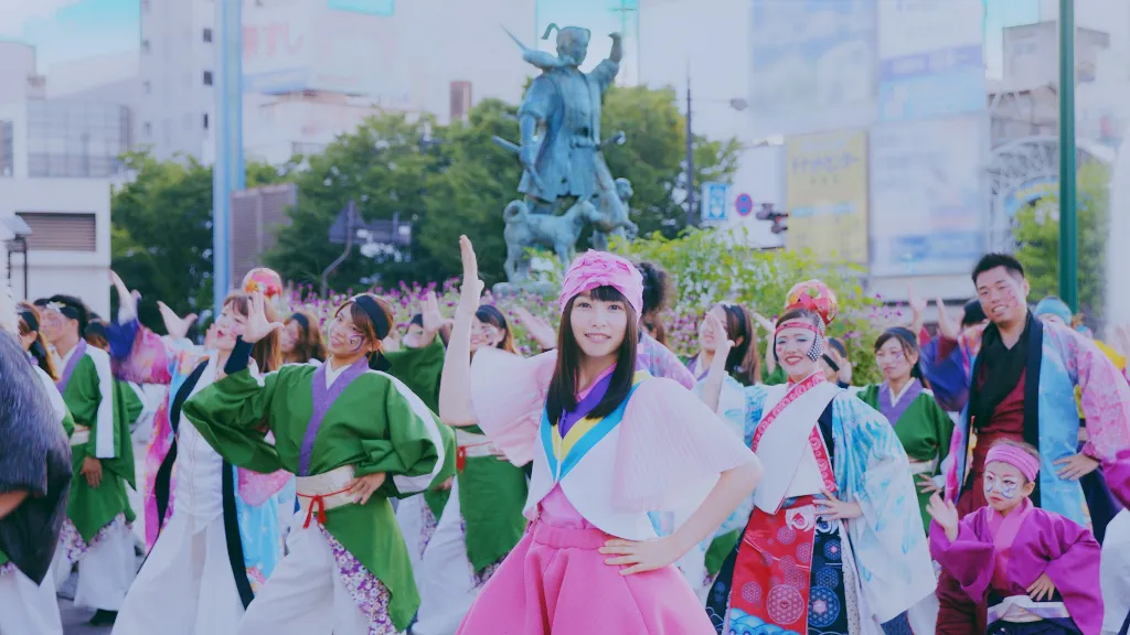 MOMOガールのダンスは、岡山の伝統的な踊り「うらじゃ」がベースになっている