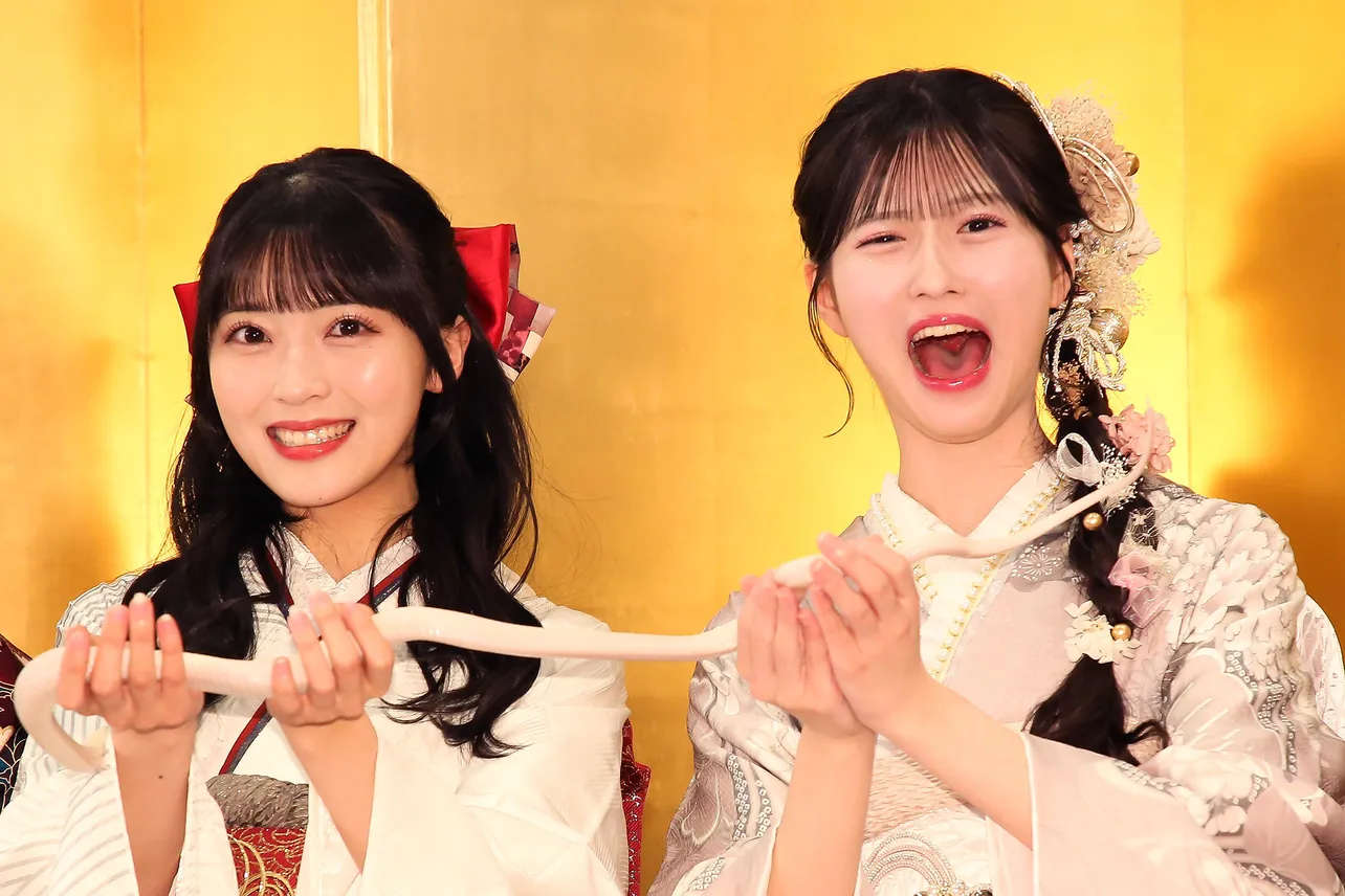 白蛇を手にフォトセッションに臨む佐藤綺星と八木愛月