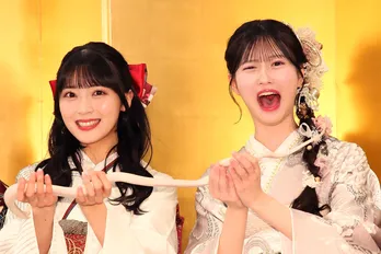 AKB48“ここからだ世代”が白蛇“ハクくん”と共演、佐藤綺星「私のこと好きみたい」